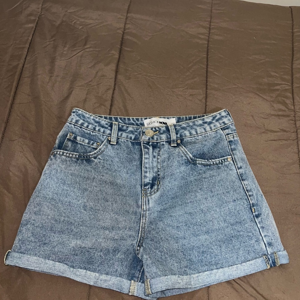 Fashion Nova medium wash Jean shorts